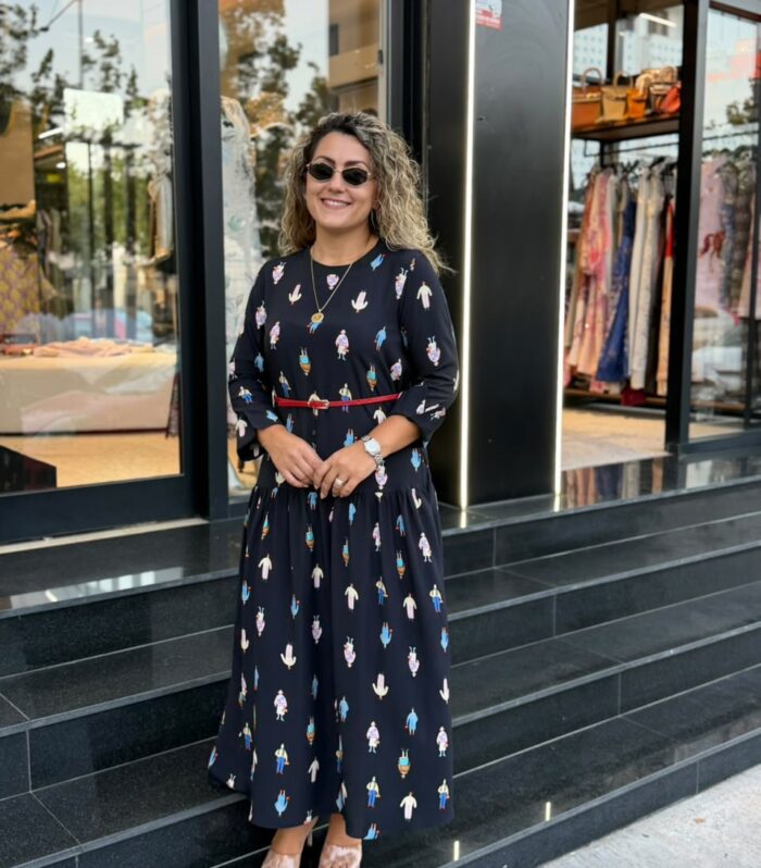 Fustan i Zi Midi me Print Modern dhe Rrip të Kuq